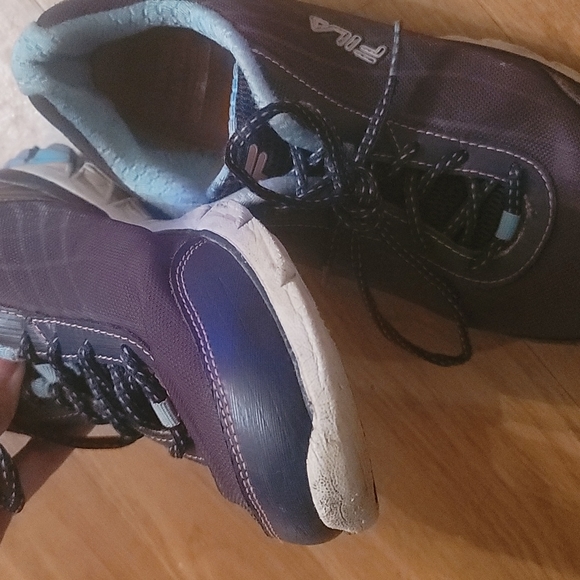 🌟Fila🌟 size 9 1/2 blue/red tones running shoes🌟 - Picture 6 of 7